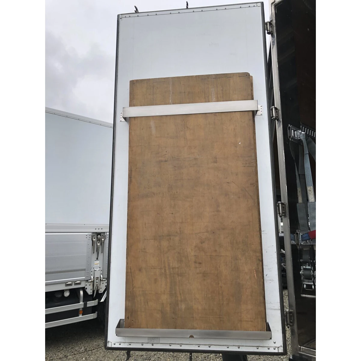 荷台用コンパネ収納ステー ステンレス