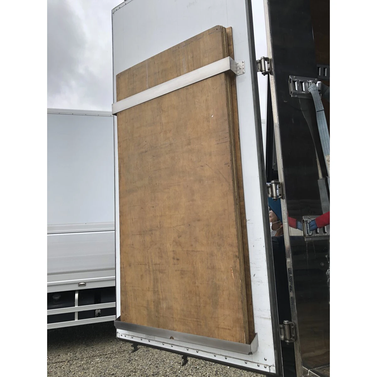 荷台用コンパネ収納ステー ステンレス